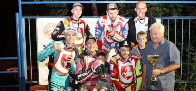Zlatá přilba Pardubice slaví extraligový titul Zlatá přilba Pardubice slaví extraligový titul