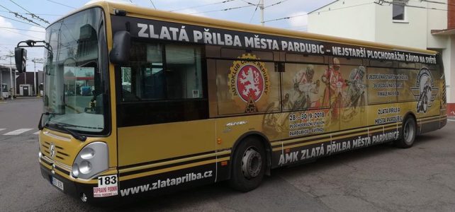 Autobus Zlatá přilba města Pardubic jezdí městem