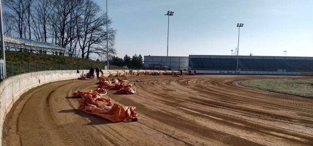 Příprava stadionu na sezónu finišuje