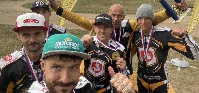 Zlatá přilba Pardubice slaví extraligový titul